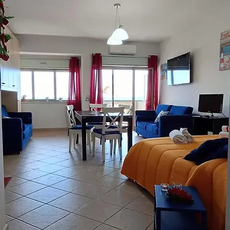 Robert's Beachfront Tatil Evi Roccalumera