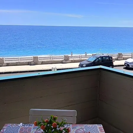 Robert's Beachfront Holiday home *