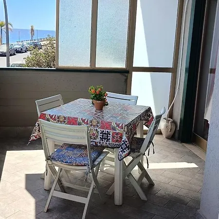 Robert's Beachfront * Roccalumera