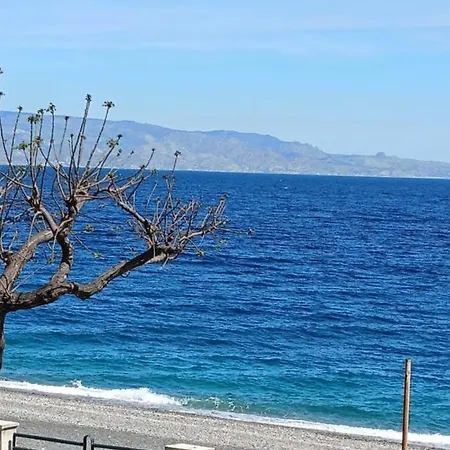 Robert's Beachfront Holiday home Roccalumera