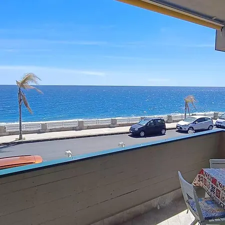 Robert's Beachfront Holiday home *
